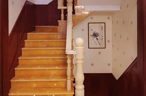 湖北中式别墅室内汉白玉石楼梯的定制安装装饰效果